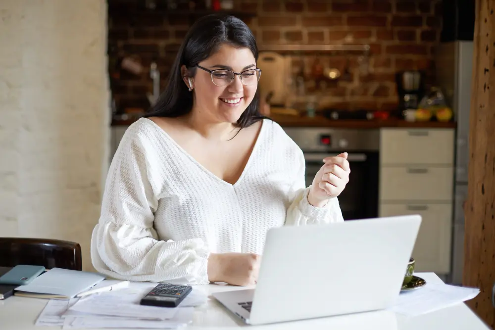 Emprendedora trabajando en su negocio digital